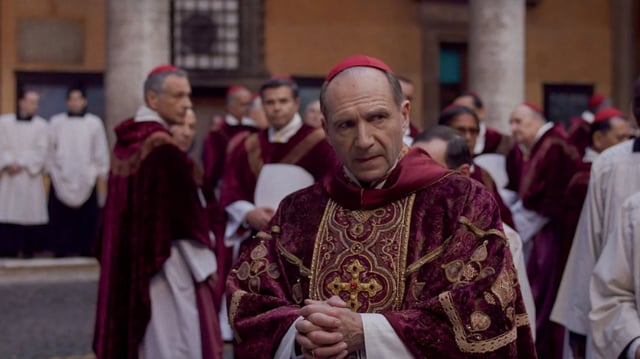 Dans Conclave, Ralph Fiennes interprète le cardinal Lawrence chargé d’organiser la succession du Pape.