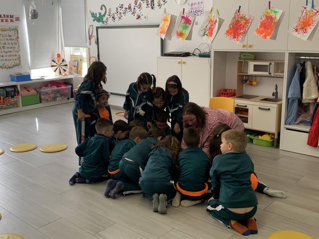 Un grupo de escolares con su profesora