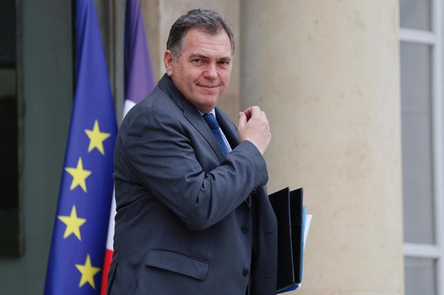 Le ministre français des transports Philippe Tabarot sur le perron de l’Élysée à Paris le 16 avril 2025