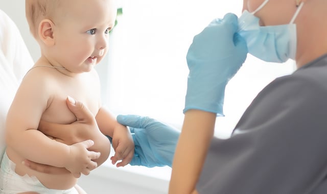 La vaccination contre les souches A, C, W, Y et B est désormais obligatoire jusqu’à 2 ans, et recommandée jusqu’à 5 ans puis entre 11 et 25 ans.