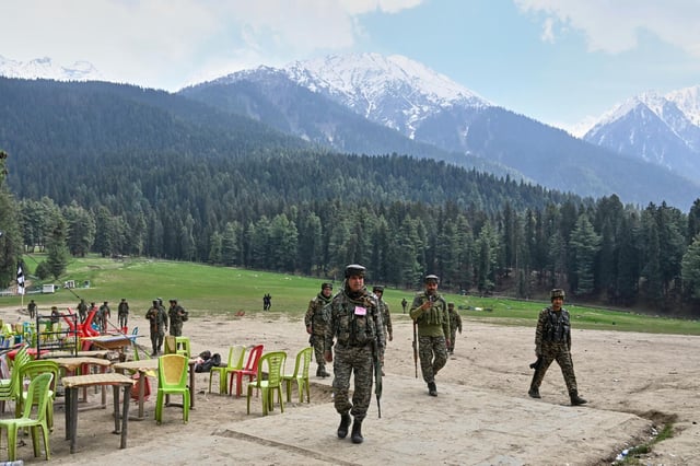 Sicherheitskräfte am Tatort nahe der Stadt Pahalgam