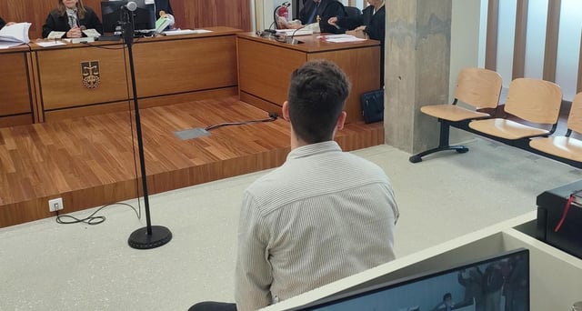 A. V. E., el vigués acusado de agredir sexualmente de una joven, en el banquillo de la sección quinta de la Audiencia Provincial de Pontevedra.