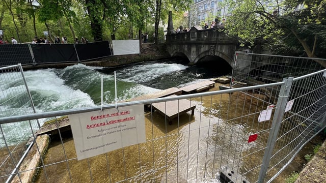 Absperrungen an der Eisbachwelle im Englischen Garten