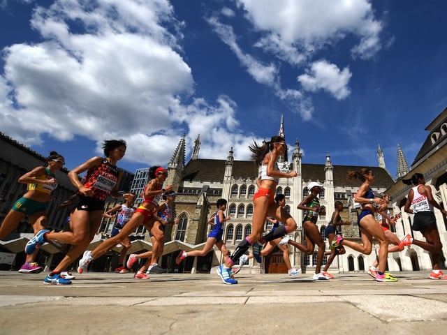 LONDON, ENGLAND - AUGUST 06: Athletes run past Guildhall during the Women's Marathon on day three of the 16th IAAF World Athletics Championships London 2017 on August 6, 2017 in London, United Kingdom. (Photo by Matthias Hangst/Getty Images)