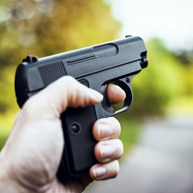 Nachdem ein Mann in Marzahn-Hellersdorf mehrere Schüsse mit einer Waffe abgegeben hat, wurde er festgenommen.
