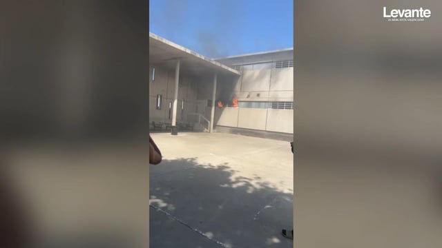 El fuego desatado en una de las celdas está controlado y ningún interno se ha visto afectado. Los bomberos han atendido a tres agentes de policía por inhalación de humo