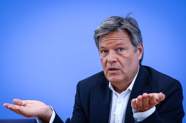 Robert Habeck gestikuliert und schaut ratlos