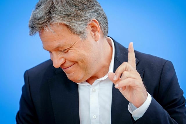 Robert Habeck mit erhobenem Zeigefinger und Blick nach unten