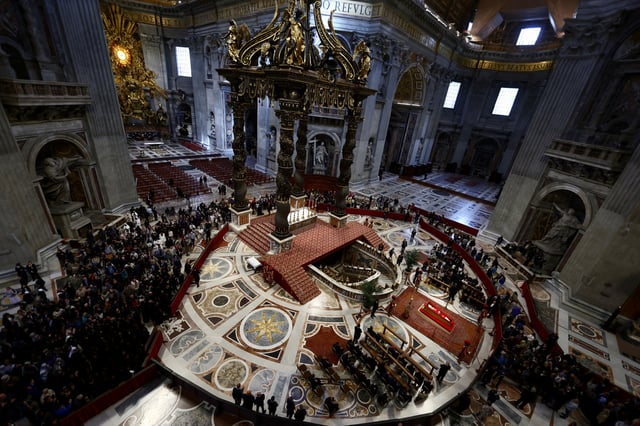 Les fidèles rendent hommage alors que le pape François repose en état à la basilique Saint-Pierre, au Vatican, le 24 avril 2025.