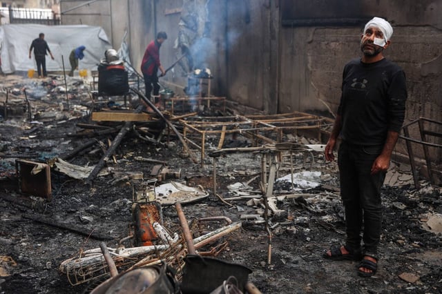 Des Palestiniens inspectent les dégâts après une frappe israélienne sur l'école Yafa, dans la ville de Gaza, le 23 avril 2025.