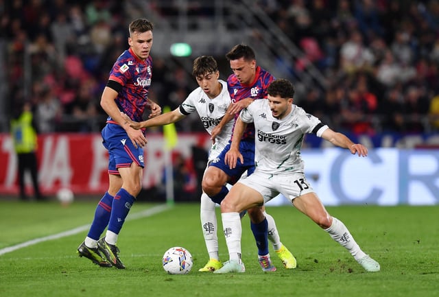 Soccer Football - Coppa Italia - Semi Final - Second Leg - Bologna v Empoli - Stadio Renato Dall'Ara, Bologna, Italy - April 24, 2025 Bologna's Nikola Moro in action with Empoli's Liberato Cacace REUTERS/Jennifer Lorenzini