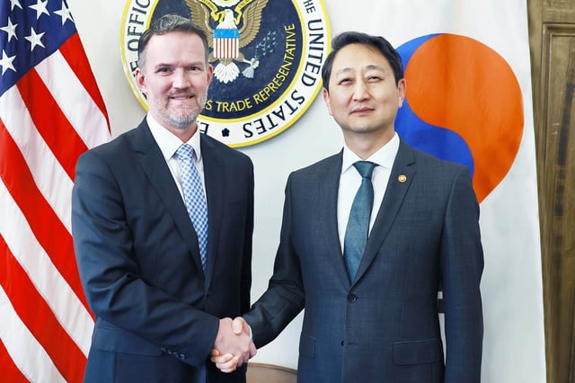 South Korean Industry Minister Ahn Duk-geun (R) and U.S. Trade Representative (USTR) Jamieson Greer pose for a photo during their meeting at the USTR office in Washington on April 24, 2025 (U.S. time) in this photo provided by Ahn's office. (PHOTO NOT FOR SALE) (Yonhap)
