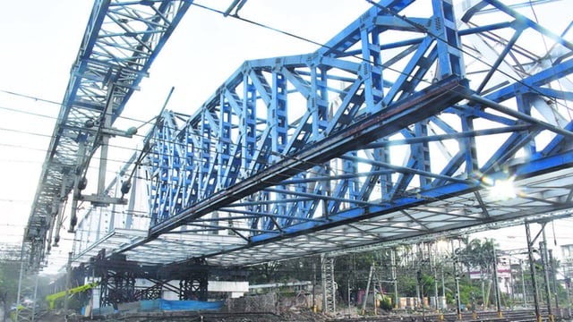 Mumbai, India – 27, Jan 2025: Second girder of the under-construction new Carnac Bridge between Masjid Bunder to CSMT, in Mumbai, India, on Monday, Jan 27, 2025. (Photo by Bhushan Koyande/HT Photo)