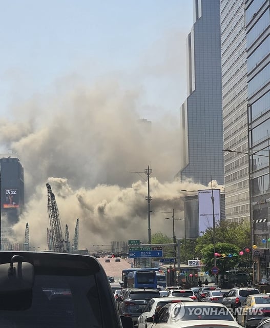 Smoke fills the air after a fire broke out at the COEX exhibition center in Seoul on April 25, 2025, in this photo provided by a reader. (PHOTO NOT FOR SALE) (Yonhap)