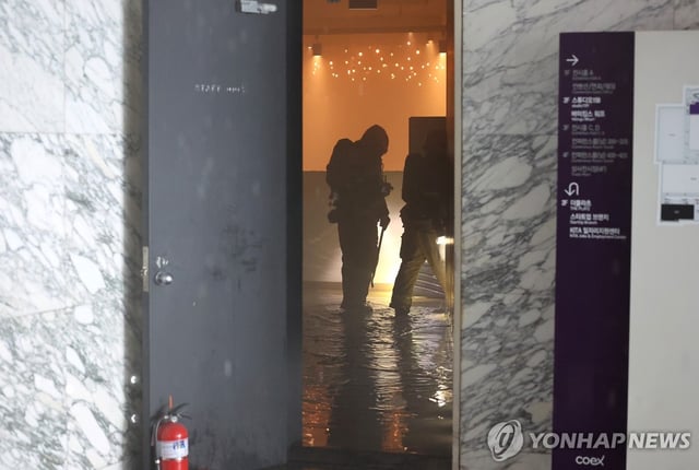 Firefighters put out a fire inside a restaurant at the COEX exhibition center in southern Seoul on April 25, 2025. (Yonhap)