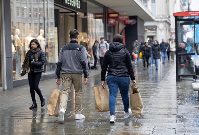 People shop on Oxford Street in London, Britain April 10, 2023. REUTERS/Anna Gordon/File Photo