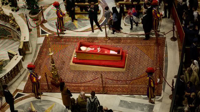 Des fidèles rendent hommage, jeudi 24 avril, au pape François qui repose dans un cercueil à la basilique Saint-Pierre au Vatican.