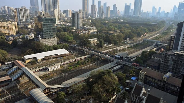 Mumbai, India. Jan 30, 2025: The Mumbai Metropolitan Region Development Authority (MMRDA) will close the Prabhadevi Railway Over Bridge for motorists in February to construct the Worli-Sewree MTHL connector and redevelop the bridge. Mumbai, India. Jan 30, 2025. (Photo by Raju Shinde/HT Photo) (Hindustan Times)