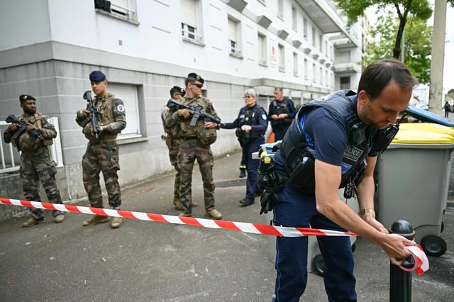 Un policier municipal et des militaires de l’opération Sentinelle devant le lycée de Nantes où une lycéenne a été tuée et trois autres blessés à coups de couteau par un élève, jeudi 24 avril 2025