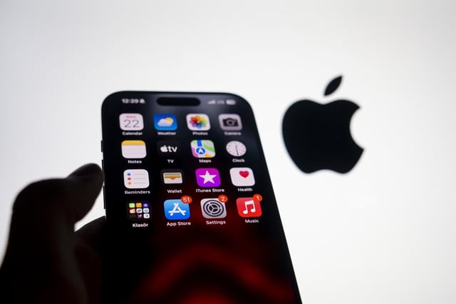 Apple warns users are ‘being watched’ online if they are using a browser other than Safari on iOS.