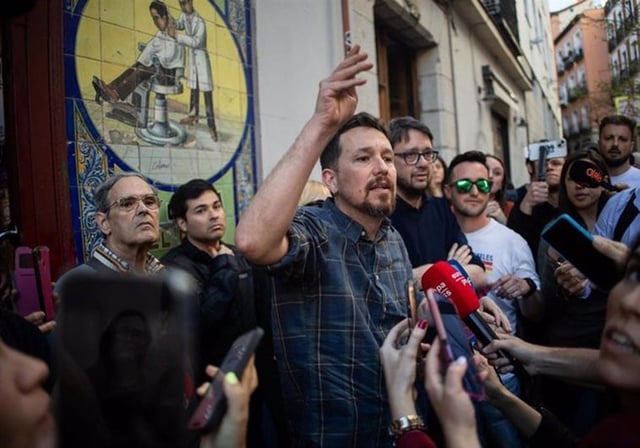El ex vicepresidente del Gobierno, Pablo Iglesias, frente a la Taberna Garibaldi en Lavapiés