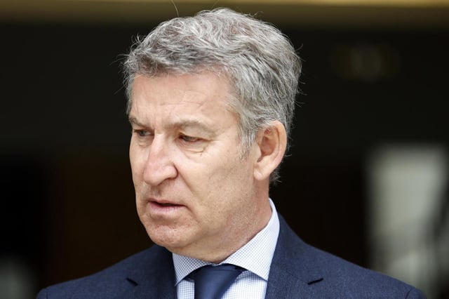 El presidente del PP, Alberto Núñez Feijóo, sale de la Nunciatura Apostólica tras firmar en un libro de condolencias por el fallecimiento del Papa Francisco I, a 22 de abril de 2025, en Madrid (España).