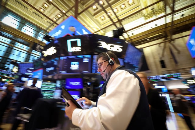 Traders work on the floor at the New York Stock Exchange (NYSE) in New York City, U.S., April 24, 2025.  REUTERS/Brendan McDermid