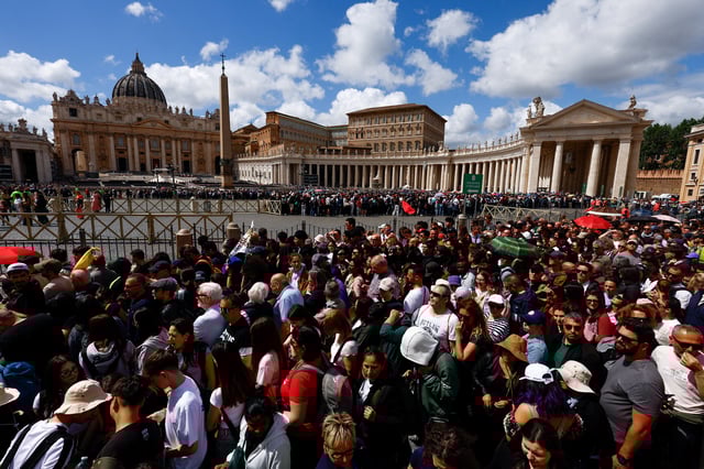 People queue to enter St. Peter's Basilica to pay respects as Pope Francis lies in state, as seen from Rome, Italy, April 25, 2025. REUTERS/Susana Vera