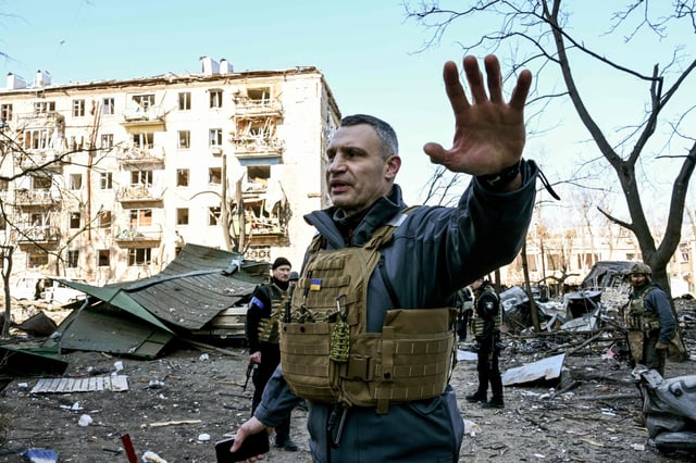 Vitaly Klitschko, the mayor of Kyiv, after a residential building collapsed following Russian shelling in Kyiv (Photo: Sergei Supinsky/AFP)