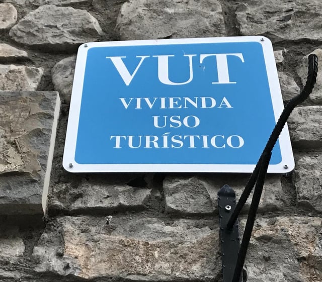 Cartel de una vivienda de uso turístico.
