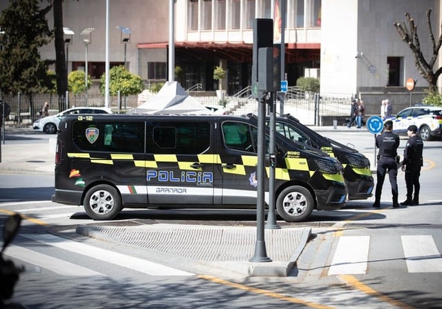 Furgonetas de la Policía Local de Granada en la Plaza del Triunfo