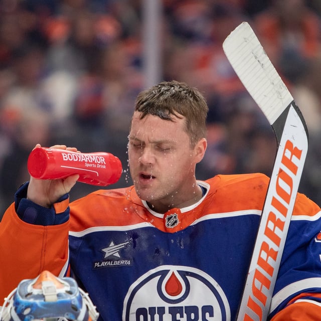 Edmonton Oilers' goalie Calvin Pickard (30) splashes his face with water at the start of third-period NHL action in Edmonton on Friday, April 11, 2025. THE CANADIAN PRESS/Amber Bracken