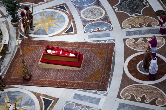 Llegada del féretro del Papa Francisco I a la Basílica de San Pedro, a 23 de abril de 2025, en Ciudad del Vaticano.