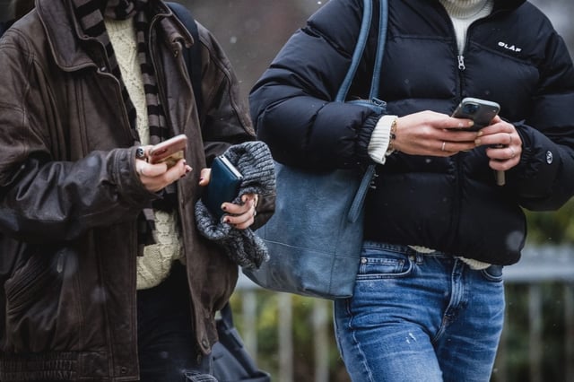 La police pourrait bientôt confisquer les téléphones portables des consommateurs de drogue.