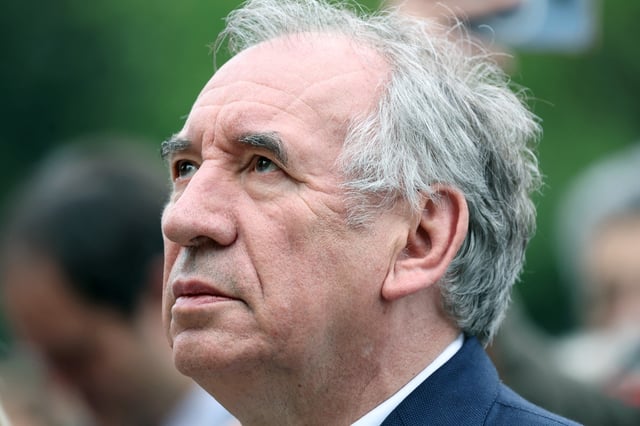 Cette brusque personnalisation du dossier a semblé, dans un premier temps, conférer à François Bayrou un rôle plus humain.