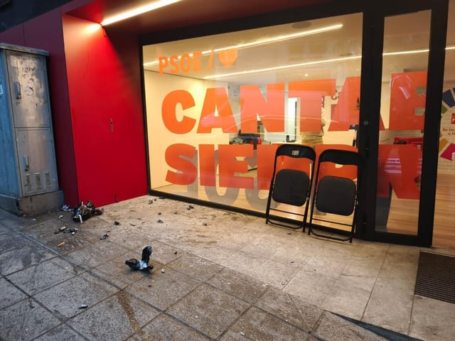Imagen de la sede del PSOE en Santander tras el estallido de los explosivos caseros.