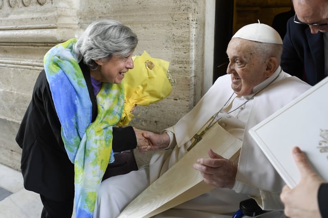 VATICAN CITY, VATICAN - APRIL 20: Pope Francis greets a lady during the Easter Mass in St. Peter&#39;s Square on April 20, 2025 in Vatican City, Vatican.