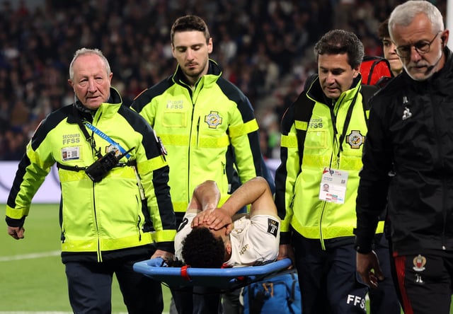 Soccer Football - Ligue 1 - Paris St Germain vs OGC Nice - Parc des Princes, Paris, France - April 25, 2025 OGC Nice's Mohamed Abdelmonem is stretchered off after sustaining an injury REUTERS/Catherine Steenkeste