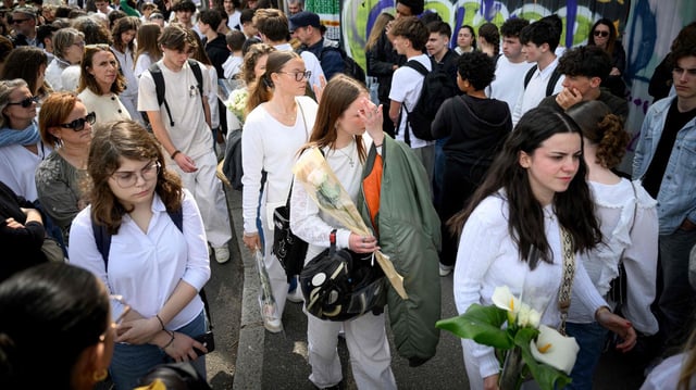 Trauernde Schüler vor der Schule in Nantes