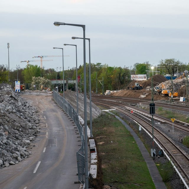 Die abgerissene Brücke der A100