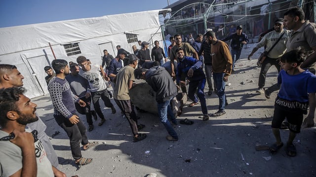 Menschen tragen Verletzte nach einem israelischen Angriff in Gaza