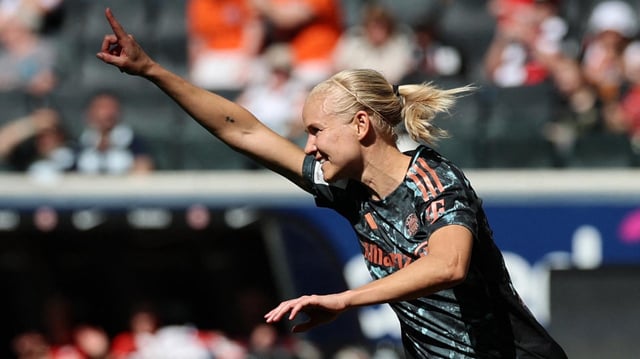 Pernille Harder jubelt im Spiel gegen Eintracht Frankfurt