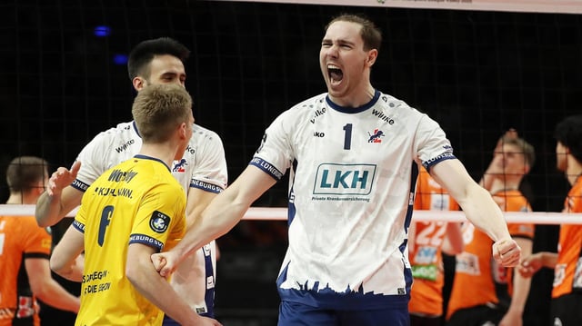 Lüneburgs Simon Torwie, Xander Ketrzynski und Gage Worsley (v.r.) jubeln.