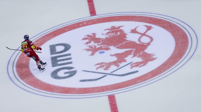 Das Logo der Düsseldorfer EG auf dem Eis (Archivbild).