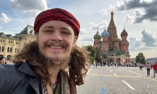Michael Gloss sur la place Rouge de Moscou, quelque temps avant de rejoindre dans l’armée russe.