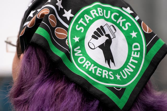 A worker wears a Starbucks Workers United bandana as workers and supporters picket in front of a Starbucks Reserve Roastery in Seattle, Washington, U.S., December 24, 2024.  REUTERS/David Ryder