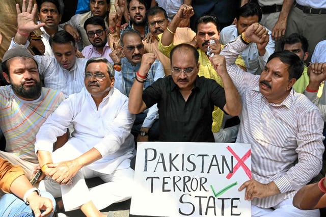 Virendra Sachdeva, président du BJP de Delhi, et des activistes du Forum d'action antiterroriste manifestent près de la Haute Commission du Pakistan à Chanakyapuri contre l'attaque terroriste à Pahalgam, Jammu et Cachemire, le 24 avril 2025 à New Delhi, en Inde.
