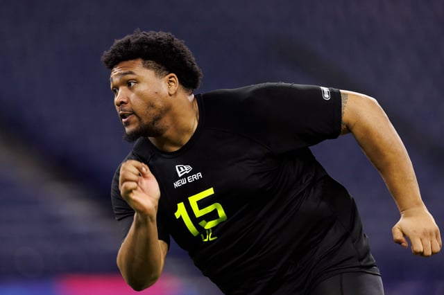 INDIANAPOLIS, INDIANA - FEBRUARY 27: Derrick Harmon #DL15 of Oregon participates in a drill at Lucas Oil Stadium on February 27, 2025 in Indianapolis, Indiana. (Photo by Brooke Sutton/Getty Images)