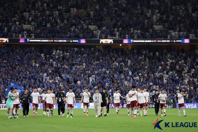Gwangju FC players and coaches leave the field after losing to Al Hilal 7-0 in the quarterfinals of the Asian Football Confederation Champions League Elite at King Abdullah Sports City Stadium in Jeddah, Saudi Arabia, on April 25, 2025, in this photo provided by the Korea Professional Football League. (PHOTO NOT FOR SALE) (Yonhap)