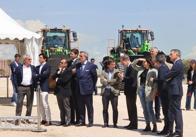 Autoridades y responsables del proyecto, junto a las dos excavadoras que hicieron la &#39;carrera&#39; inicial del circuito de Fórmula 1